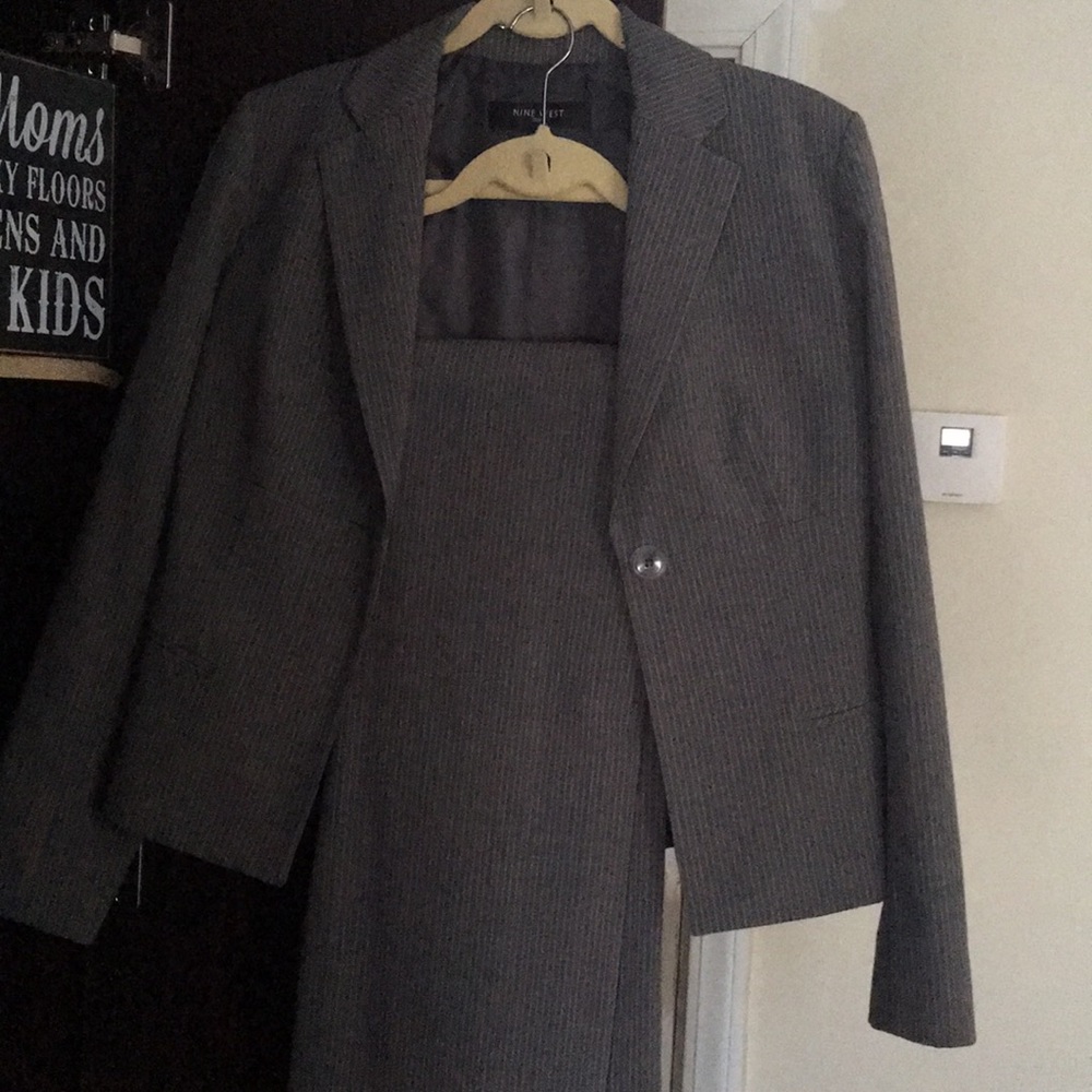 Women’s suit. Size 4. Includes pants and blazer